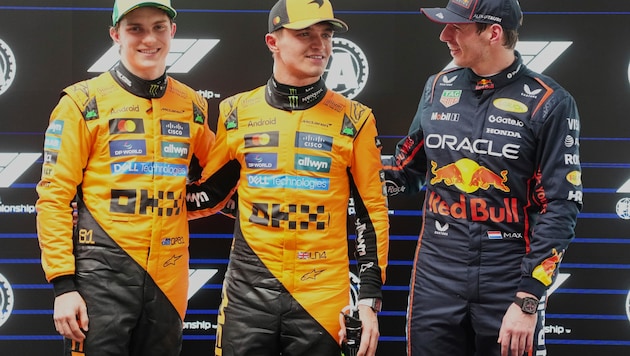 Lando Norris (Mitte) mit Oscar Piastri (li.) und Max Verstappen (Bild: AP/Scott Barbour)