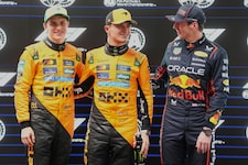 Lando Norris (Mitte) mit Oscar Piastri (li.) und Max Verstappen (Bild: AP/Scott Barbour)