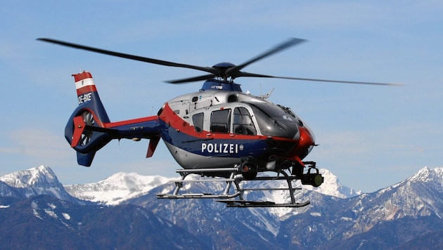 Das Team des Polizeihubschraubers war an der Suche nach den beiden Skifahrern beteiligt. (Bild: Krone KREATIV/FEST Klagenfurt, Krone KREATIV)