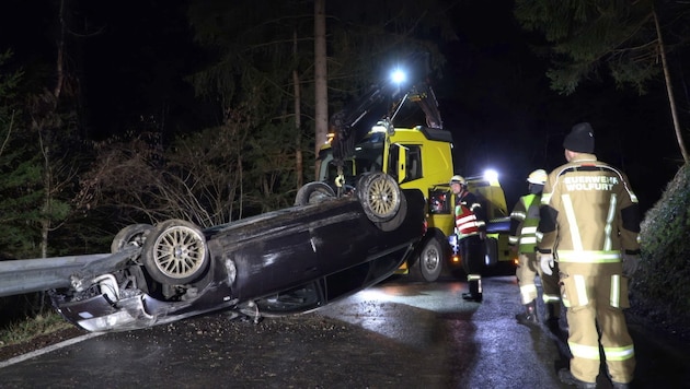 Der Pkw des 18-Jährigen landete auf dem Dach (Bild: Shourot Maurice)