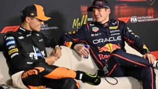Max Verstappen (re.) mit Pole-Mann Lando Norris (Bild: AFP/WILLIAM WEST)