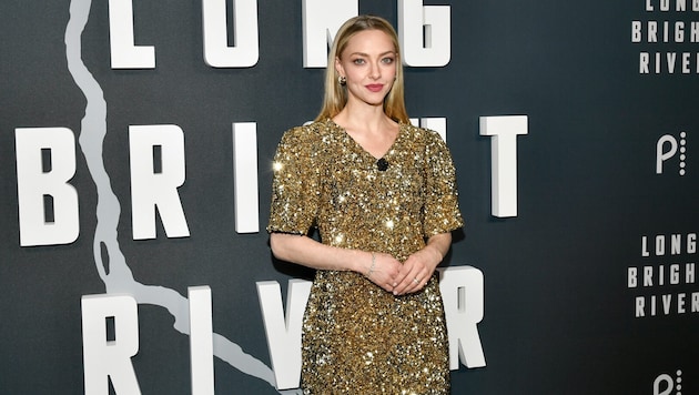 Am Red Carpet wirkt Amanda Seyfrieds Haut perfekt – dass dem nicht so ist, enthüllte sie jetzt in einem Video.  (Bild: AP/Evan Agostini/Invision)