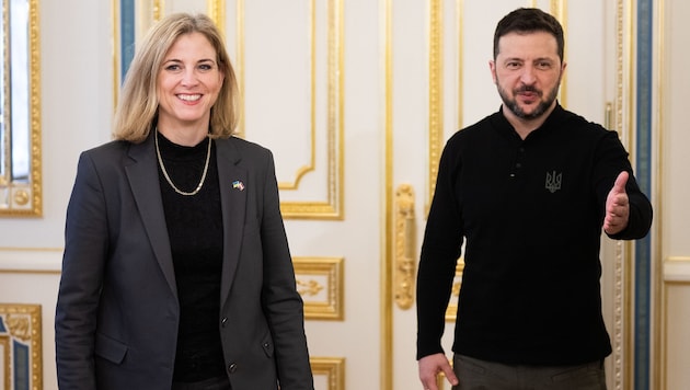 Foreign Minister Beate Meinl-Reisinger (NEOS) with Ukrainian President Volodymyr Selenskyj in Kiev. Her first trip abroad causes horror among the FPÖ. (Bild: APA/MICHAEL GRUBER)