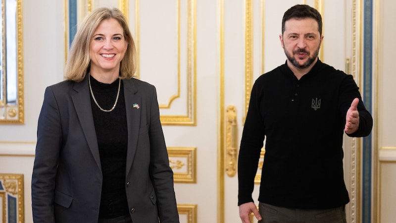 Foreign Minister Beate Meinl-Reisinger (NEOS) with Ukrainian President Volodymyr Selenskyj in Kiev - her first trip abroad is causing horror among the FPÖ. (Bild: APA/MICHAEL GRUBER)