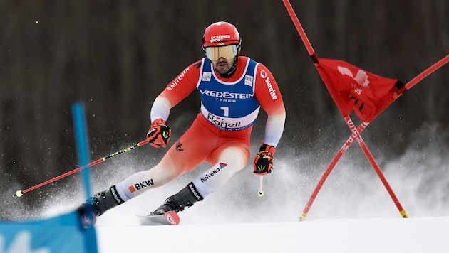 Loic Meillard führt. (Bild: AP/Giovanni Zenoni)