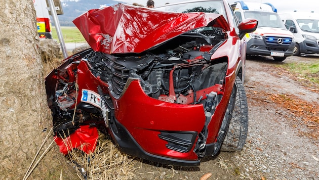 The car involved in the accident had to be towed away. (Bild: Bernd Hofmeister)