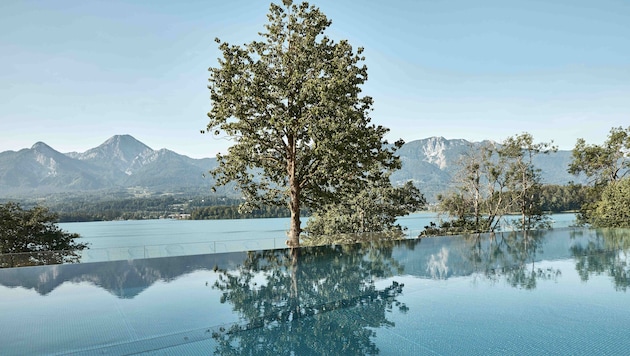 Infinty pool with a view of Lake Faak and the Karawanken mountains with Mittagskogel behind it (Bild: zVg/Karnerhof)