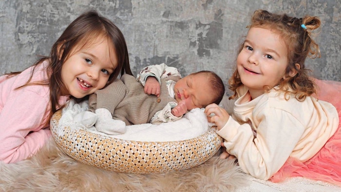 Mia und Zoey mit Baby Samuel Stefan 