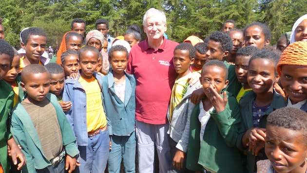 Peter Krasser bei der Eröffnung der Ginchi Schule im Dezember 2024 (Bild: Schwarz-Herda)