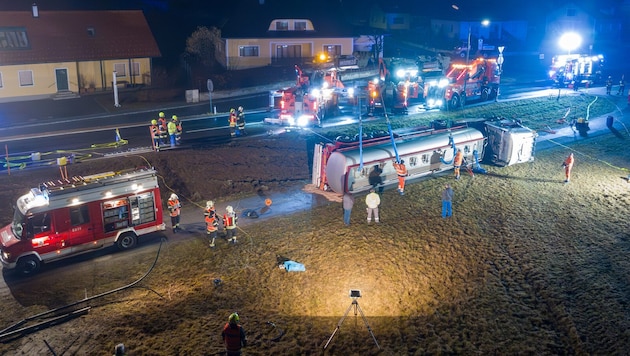 Rasches Handeln war bei dem umgestürzten Tanklaster nötig. (Bild: Dominik Mederitsch)