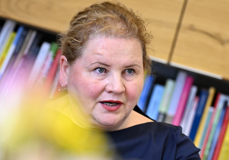 Sozialministerin Schumann ist über Anhebung der KV-Beiträge „nicht glücklich“. (Bild: APA/HANS KLAUS TECHT)