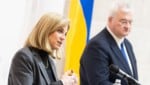 Neo-Außenministerin Beate Meinl-Reisinger (NEOS) mit ihrem ukrainischen Amtskollegen am Freitag in Kiew. (Bild: APA/MICHAEL GRUBER)