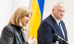 Neo-Außenministerin Beate Meinl-Reisinger (NEOS) mit ihrem ukrainischen Amtskollegen am Freitag ...