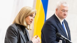 Neo-Außenministerin Beate Meinl-Reisinger (NEOS) mit ihrem ukrainischen Amtskollegen am Freitag in Kiew. (Bild: APA/MICHAEL GRUBER)