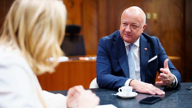 The chancellor in conversation with "Krone" journalist Conny Bischofberger (Bild: Eva Manhart)