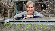 Angelika Ertl hat im Frühjahr alle Hände voll zu tun – im Hochbeet kommt schon der im Herbst ...