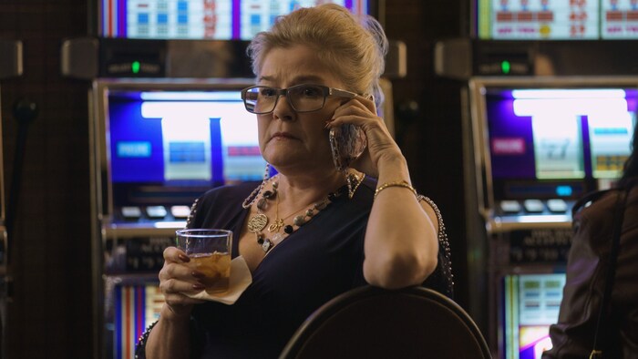 Kate Mulgrew ist Adoptivmutter Theresa, die die Taten von Raymond und Manny nicht gutheißt, aber ...