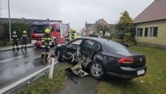 Der Pkw ist mit einem Gülleanhänger kollidiert. (Bild: Presseteam BFVRA / Johannes Schreiner)