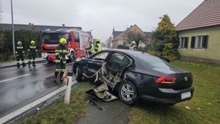 Der Pkw ist mit einem Gülleanhänger kollidiert.