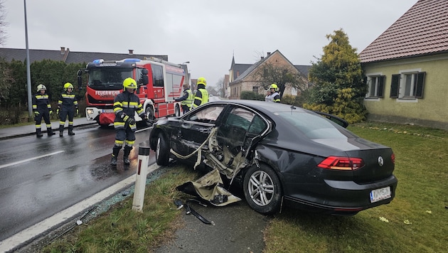 Der Pkw ist mit einem Gülleanhänger kollidiert. (Bild: Presseteam BFVRA / Johannes Schreiner)