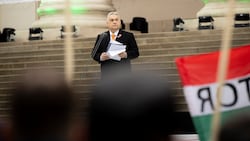 Mit seiner heftigen Wortwahl schockiert der ungarische Premier bei seiner Rede vor dem Nationalmuseum in Budapest. (Bild: APA/AFP/Hungarian Prime Minister's Press Office/MTI/ZOLTAN FISCHER)