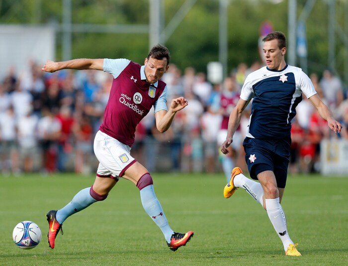 Seit 2016 kickt Lukas Graf (re.) schon beim GAK – auch in einem Test gegen Aston Villa war er ...