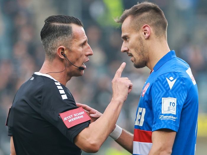 Der Verteidiger findet sich hin und wieder auch in Diskussionen mit dem Schiedsrichter wider.