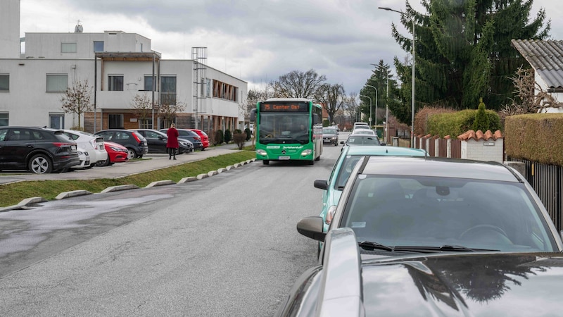 Diese eigentlich ruhige Wohnstraße in Messendorf wurde am Donnerstag zum Schauplatz der Wahnsinns-Fahrt. (Bild: Jürgen Fuchs)