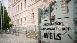 Die drei Angeklagten in den Kindesmissbrauchsprozessen müssen sich am Landesgericht Wels verantworten (Bild: Wenzel Markus)