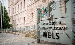 Die drei Angeklagten in den Kindesmissbrauchsprozessen müssen sich am Landesgericht Wels ...