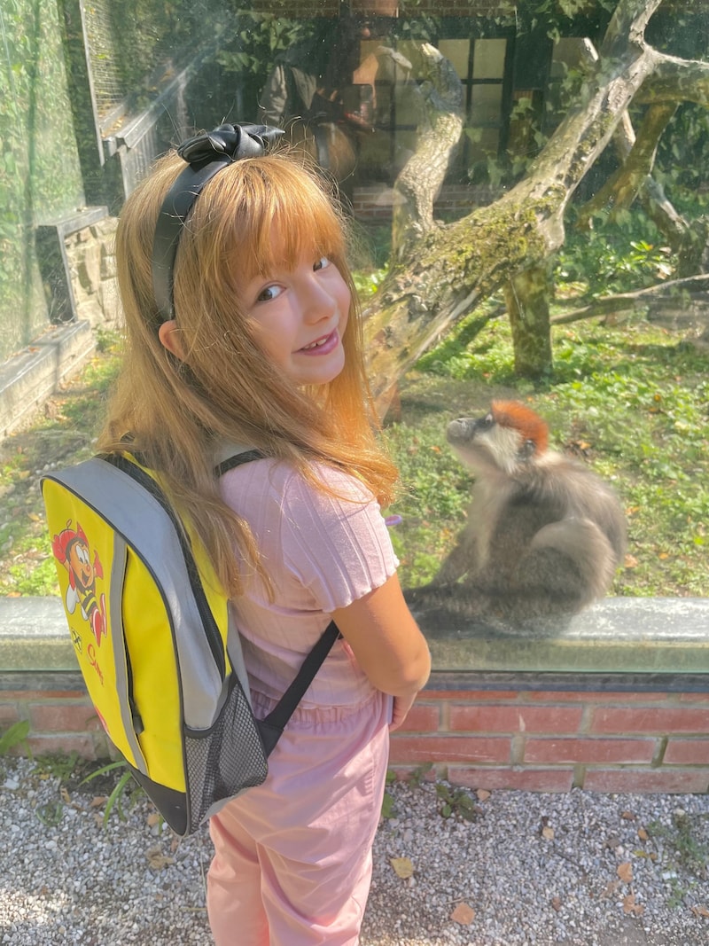 Zoé Pápai from Wels had the rucksack with them at the zoo (Bild: zVg)