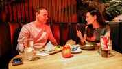 Kabarettist Gernot Kulis (l.) im Gespräch mit „Krone“-Redakteurin Elisa Torner (Bild: Markus Tschepp)
