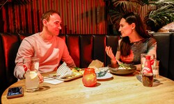 Kabarettist Gernot Kulis (l.) im Gespräch mit „Krone“-Redakteurin Elisa Torner