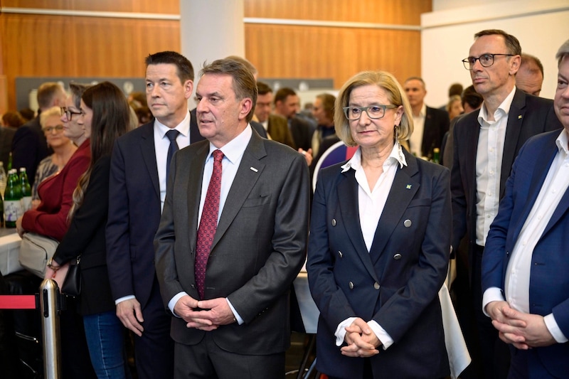 Serious faces instead of jubilation, although the business association clearly remained number 1: ÖVP leader Johanna Mikl-Leitner with top candidate Wolfgang Ecker. (Bild: Imre Antal)