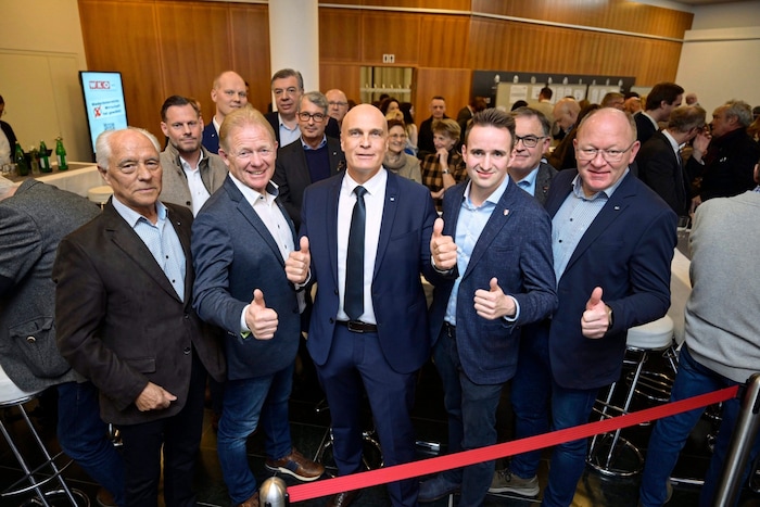 Daumen hoch bei der Freiheitlichen Wirtschaft,  Obmann Reinhard Langthaler (M.) bereitet die ...