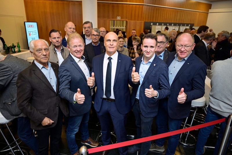 Thumbs up for the Freiheitliche Wirtschaft, but chairman Reinhard Langthaler (center) is concerned about the low voter turnout. (Bild: Imre Antal)