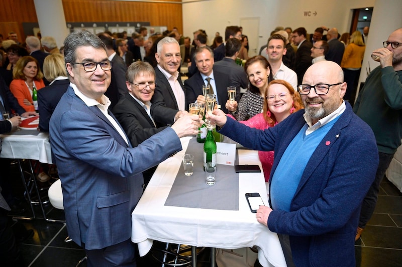 The Unos are toasting their excellent election result, but see the low voter turnout as a downer. (Bild: Imre Antal)