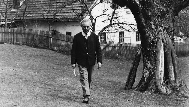 Century painter Werner Berg in front of his Rutarhof in the Einschicht near Gallizien (Bild: Archiv Werner Berg)