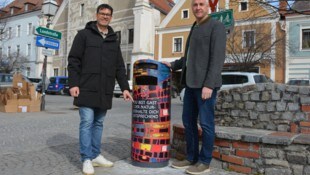 Hannes Meisner vom Bauamt und Stadtrat Gerald Knödlstorfer vor der neuen, kunstvollen Abfalltonne. (Bild: Stadt Zwettl)