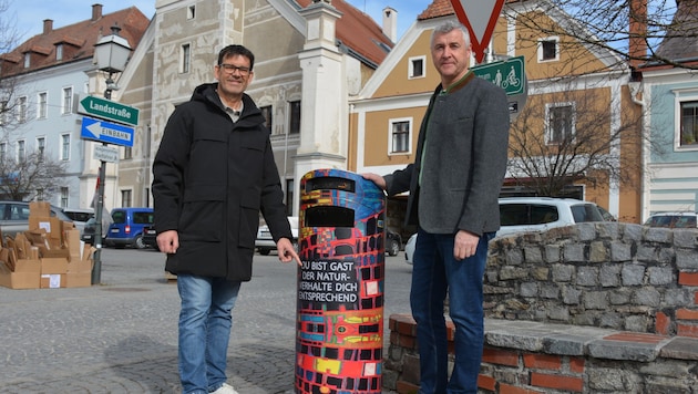 Hannes Meisner from the building authority and Councillor Gerald Knödlstorfer in front of the new, artistic litter garbage can. (Bild: Stadt Zwettl)