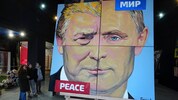 In der russischen Metropole Sankt Petersburg ist derzeit dieses Gemälde des Künstlers Alexej Sergiejnko ausgestellt. Es ist eine Kombination der Gesichter des russischen Präsidenten Wladimir Putin und des US-Staatschefs Donald Trump. (Bild: APA/ASSOCIATED PRESS)