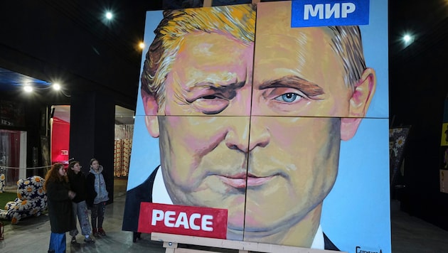 This painting by artist Alexei Sergiejnko is currently on display in the Russian metropolis of St. Petersburg. It is a combination of the faces of Russian President Vladimir Putin and US head of state Donald Trump. (Bild: APA/ASSOCIATED PRESS)