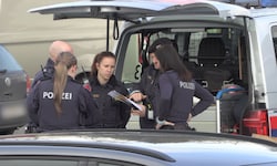 Polizeikräfte vor dem Altacher Stadion bei einer Lagebesprechung