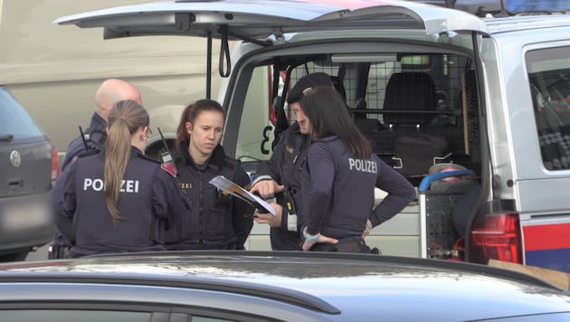 Polizeikräfte vor dem Altacher Stadion bei einer Lagebesprechung (Bild: Shourot Maurice)