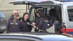 Polizeikräfte vor dem Altacher Stadion bei einer Lagebesprechung
