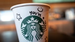 So schauen die Becher bei Starbucks aus. Der Deckel war nicht ordentlich montiert. Das Heißgetränk floss aus. (Bild: (Photo by SCOTT OLSON / GETTY IMAGES NORTH AMERICA / Getty Images via AFP)