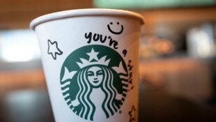So schauen die Becher bei Starbucks aus. Der Deckel war nicht ordentlich montiert. Das ...