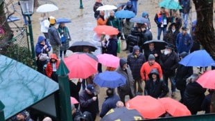 Das Regenwetter hielt die Schweizerhaus-Besucher nicht vom Genuss von Bier und Stelze ab.  (Bild: Tomschi Peter)