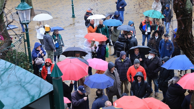 The rainy weather didn't stop the Schweizerhaus visitors from enjoying the beer and Stelze. (Bild: Tomschi Peter)