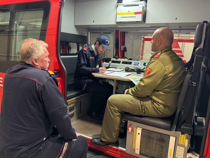 In einer mobilen Einsatzleitstelle legten die Teilnehmer die Prüfung ab.